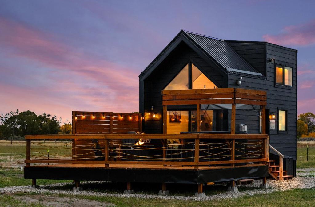 Bynum Apartment | Modern Tiny Cabin, with Hot tub in Choteau MT