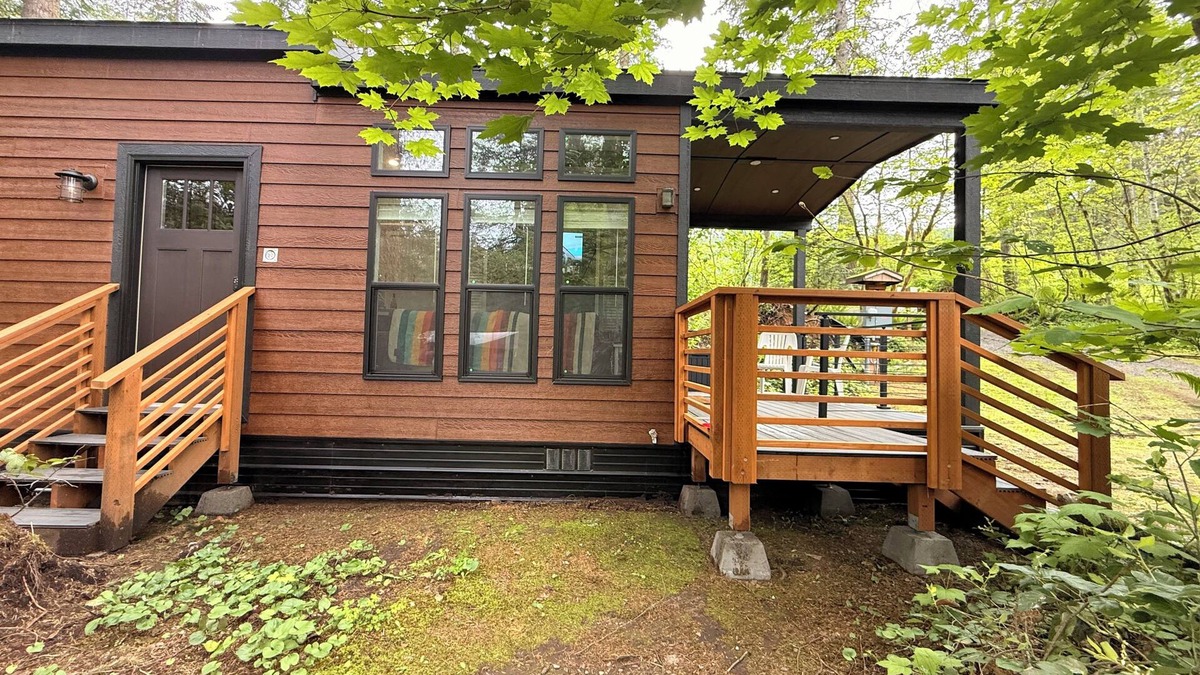 Ariel Cabin | Modern Tiny Home King Bed + 2 Queens in Loft Brand New & Stylish Retreat WiFi