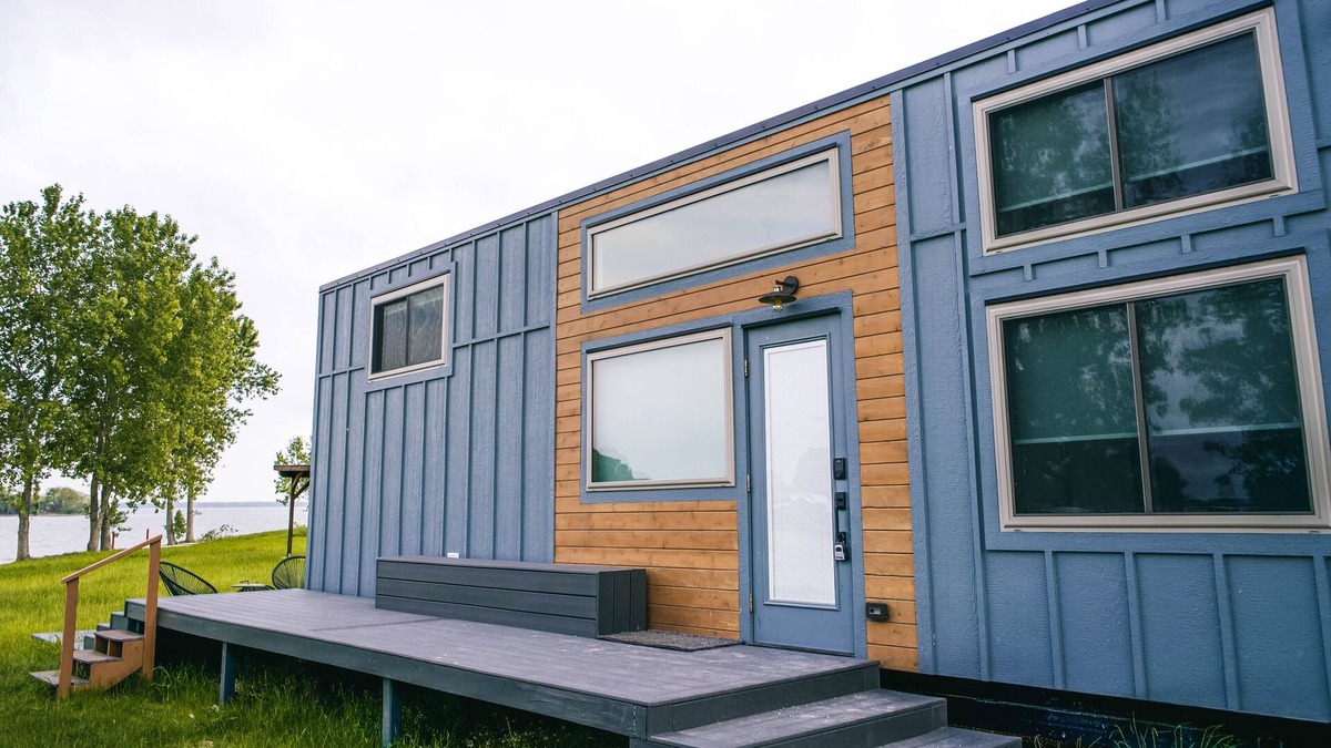 Kerens House | Modern Tiny Home Lakefront Getaway