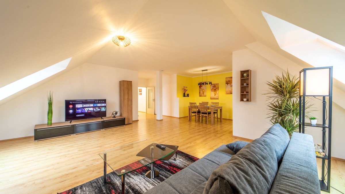 Coburg Apartment | Modern top floor apartment with parking - Netflix