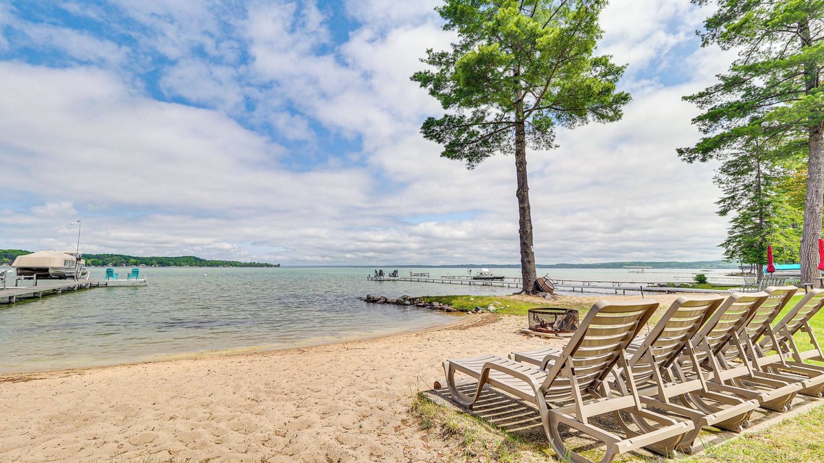 Rapid City Cottage | Modern Torch Lake Cottage w/Dock Near Ski Resorts