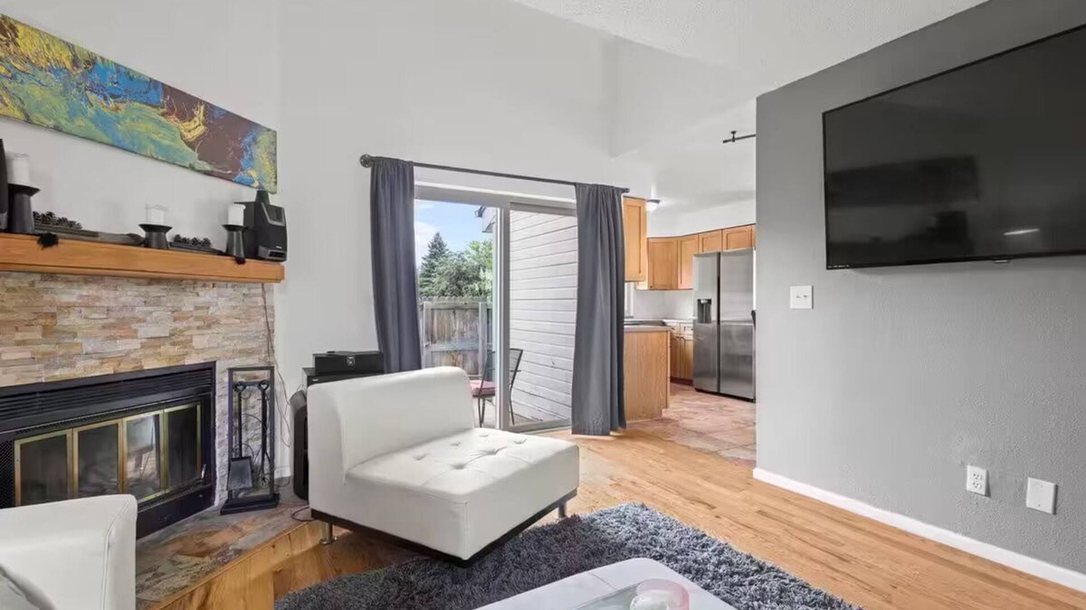 Ken Caryl House | Modern TownHome-Away-From-Home with Garage, Pool