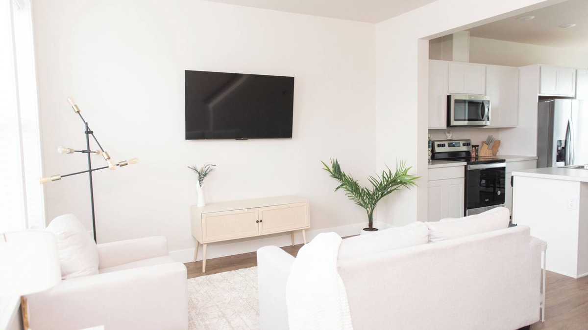 Billings House | Modern townhome minutes from Billings' best shopping, family friendly community!
