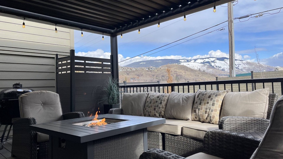 Vernon House | Modern Townhome on Kalamalka Lake, Private Boat Moorage.