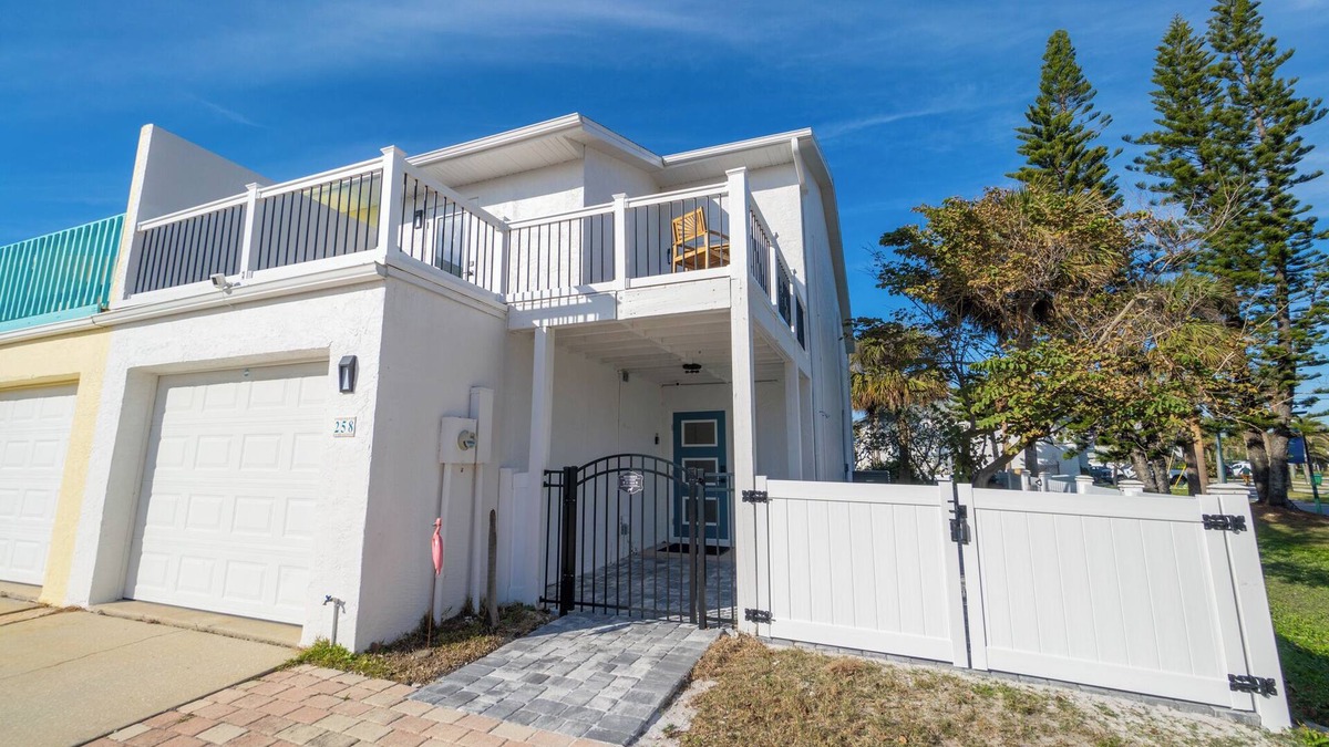 Cape Caneveral Beach Gardens House | Modern Townhome I 3 Minute Walk the Beach I Patio/Grill I Beach Gear I Sun Deck