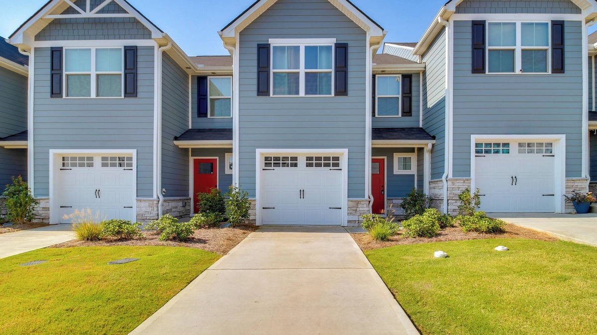 Cartersville House | Modern Townhome w/ Patio 7 Mi to Dtwn Cartersville