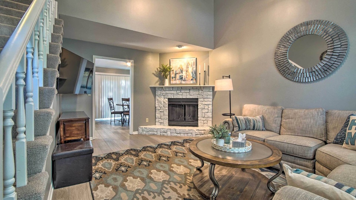 Overland Park House | Modern Townhome w/Fireplace: Near Stoll Park