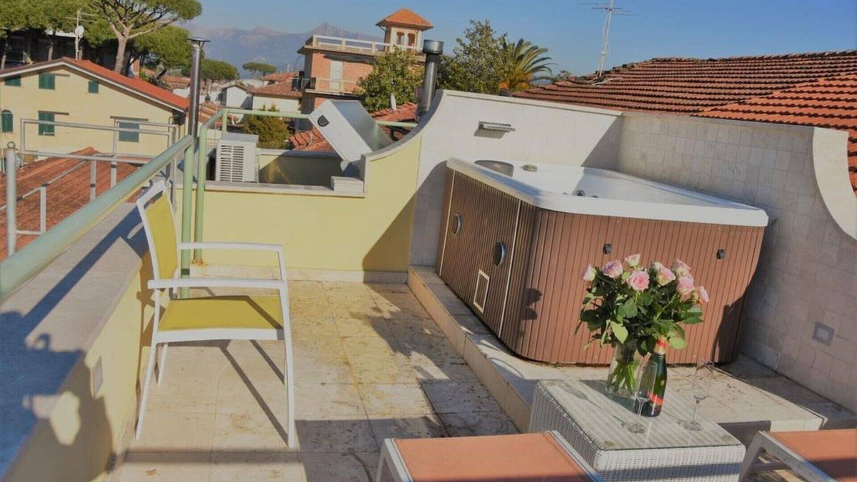Lido di Camaiore House | MODERN TOWNHOUSE/TUSCANY BY THE SEA
