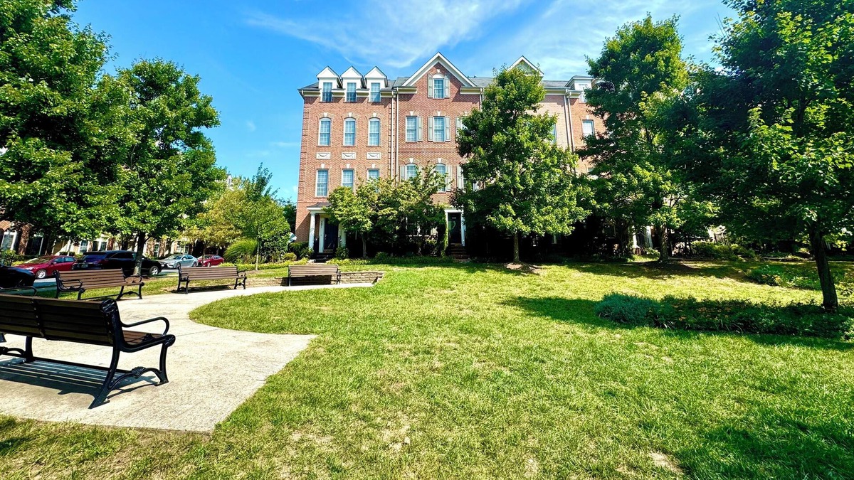 Gaithersburg House | Modern Townhouse Chic & Spacious