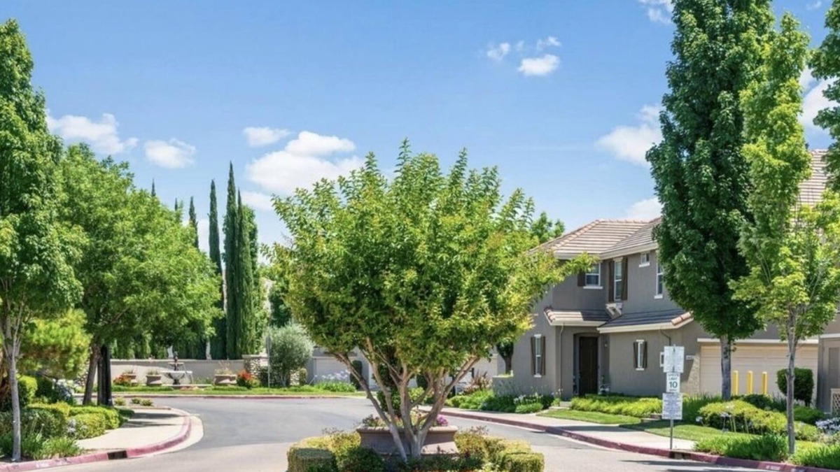 Folsom House | Modern Townhouse near a golf course, Folsom Lake, and hiking trails