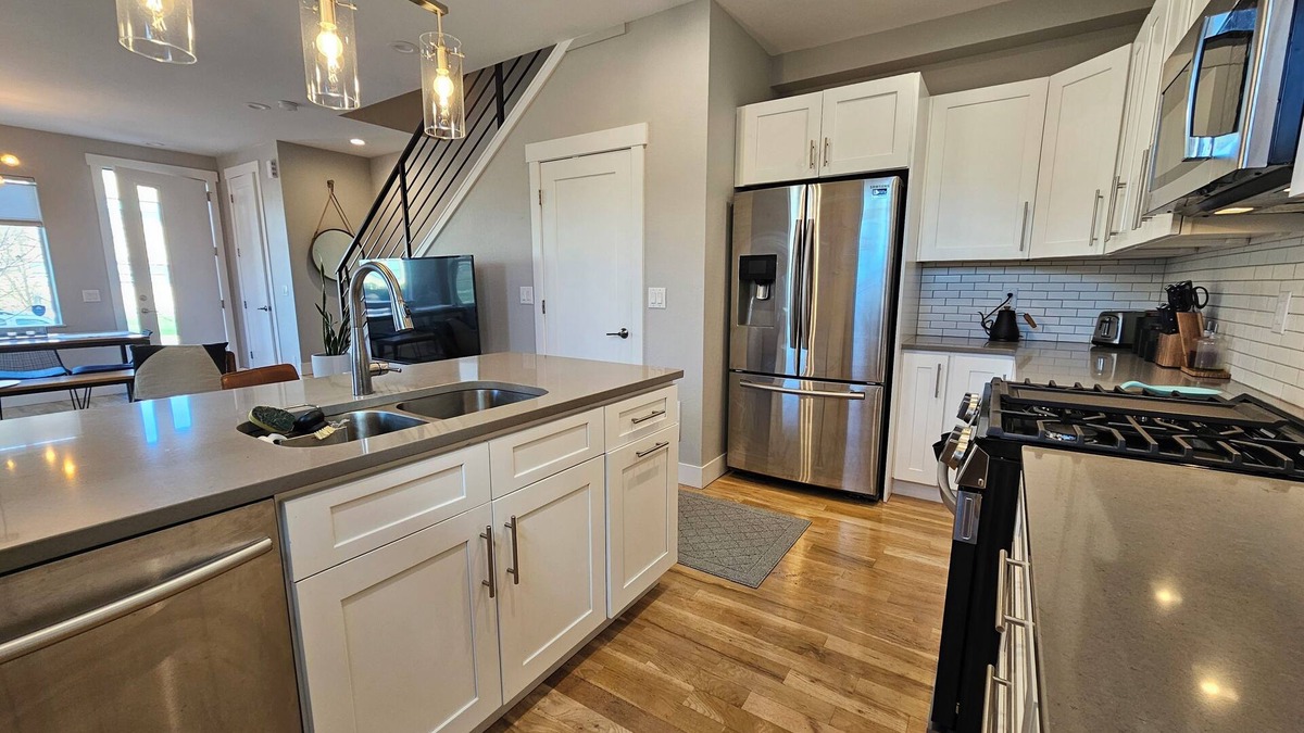 Sloan Lake House | Modern Townhouse Near Sloan Lake w/Rooftop and Workspace. Central to Everything.