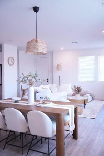 Ventura Apartment | Modern Townhouse with Mountain View near Ventura Beach