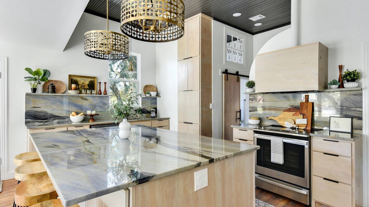 McNeil House | Modern Train Depot Farmhouse: Private 1 acre oasis