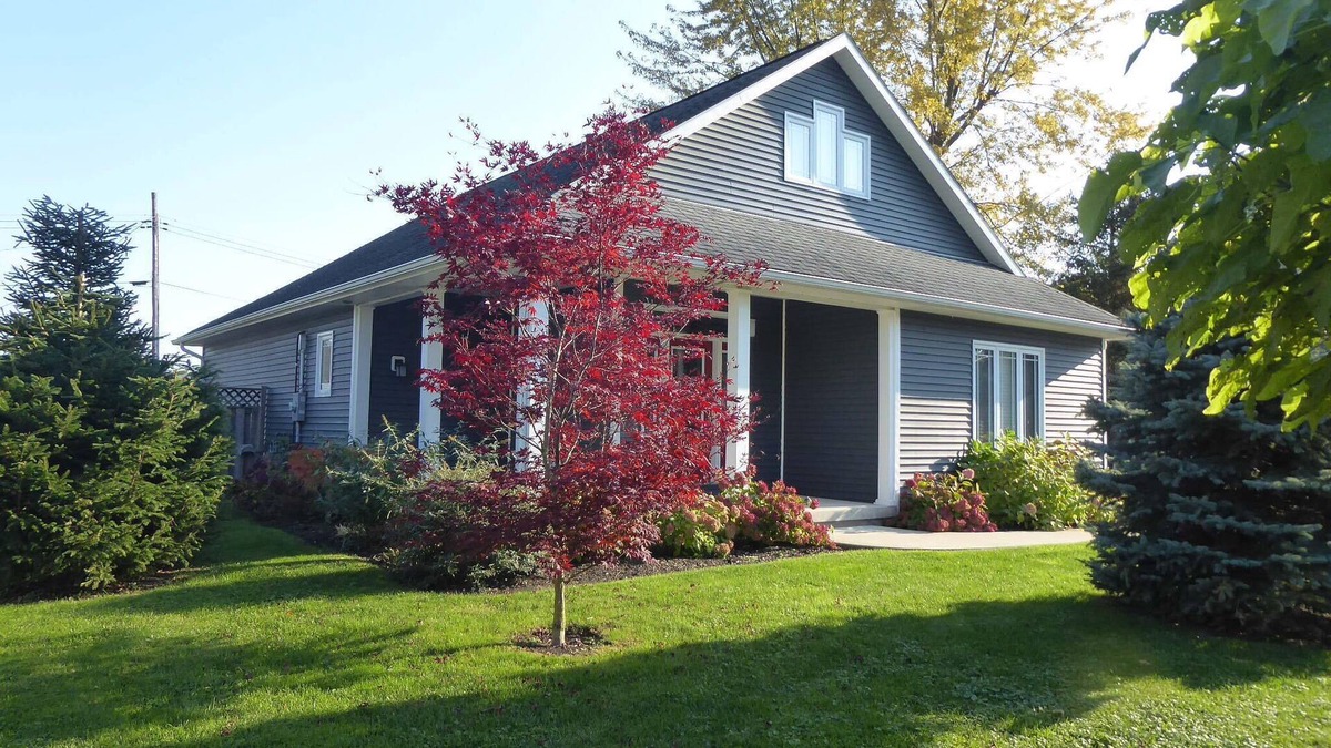 Dashwood House | Modern Tranquil Cottage; 2 minutes walk to semi-private quiet beach