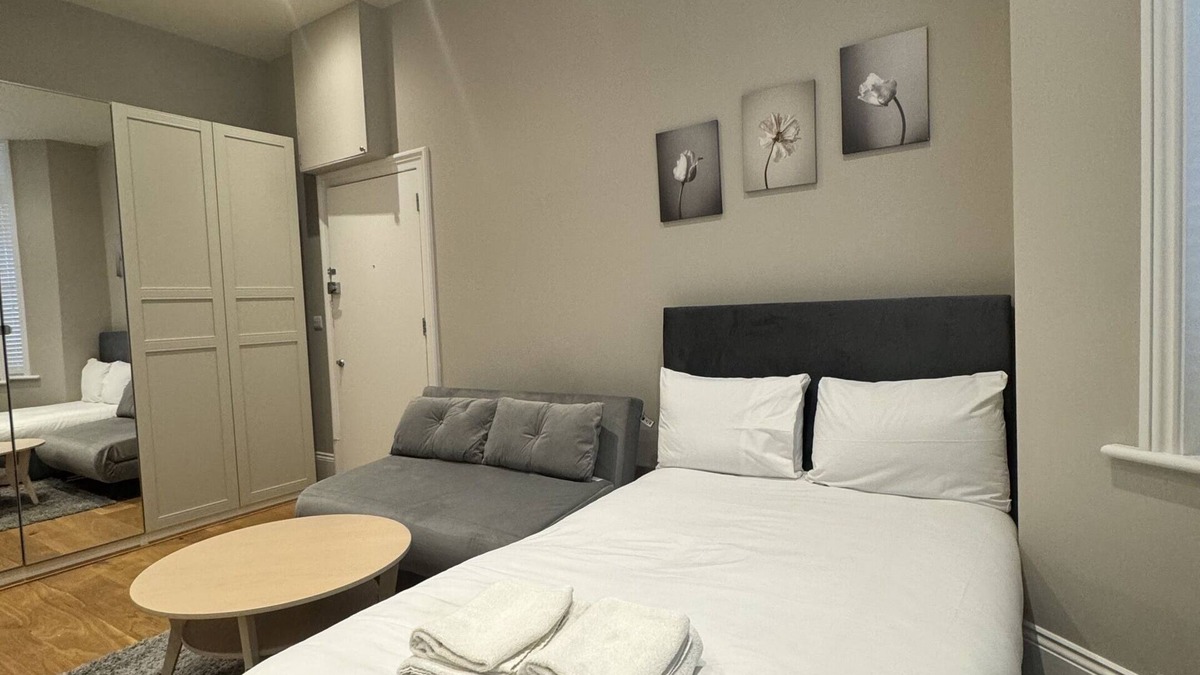 South Hampstead Apartment | Modern Triple Studio Finchley Rd Central London F1