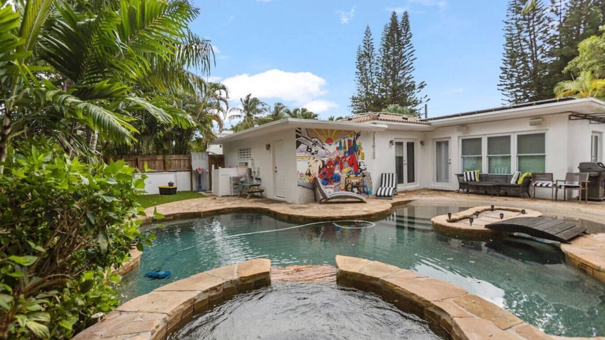 El Portal House | Modern Tropical Pool House North Miami w/Hot Tub