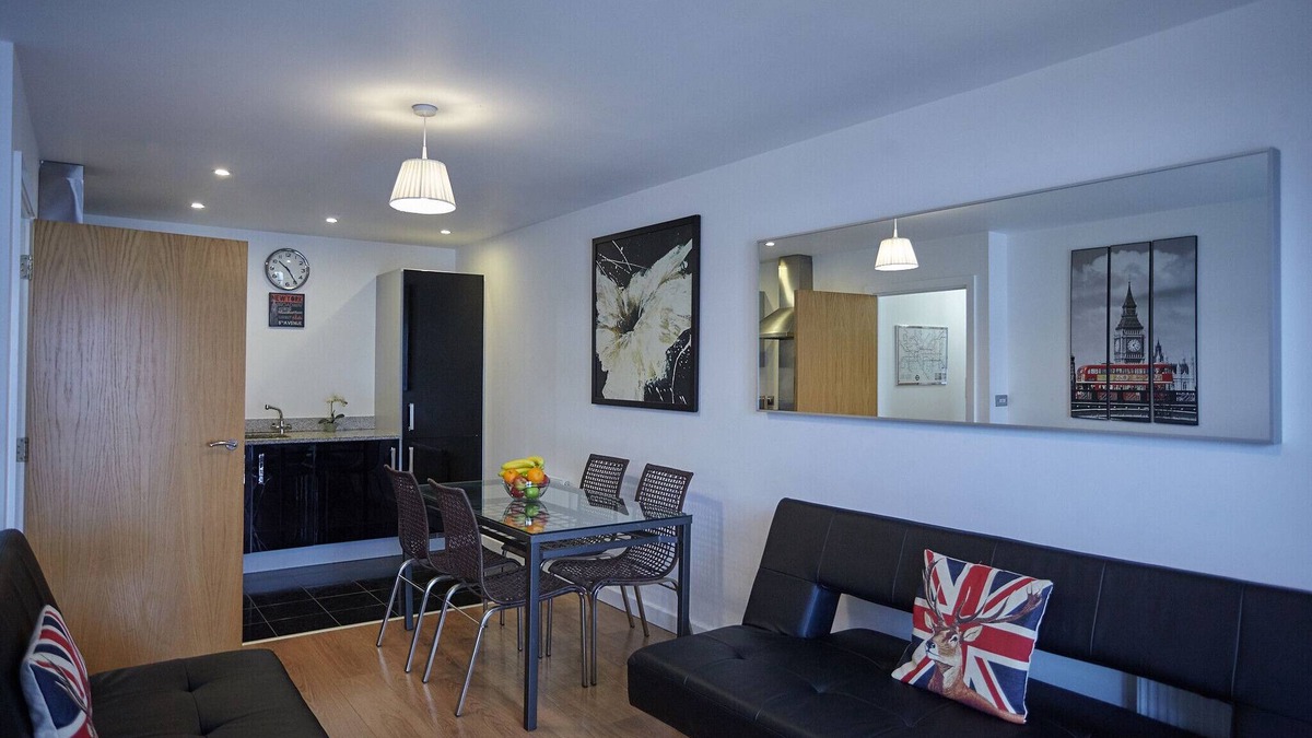 Peninsula Condo | Modern two bedroom apartment near O2 and Excel Ref:077