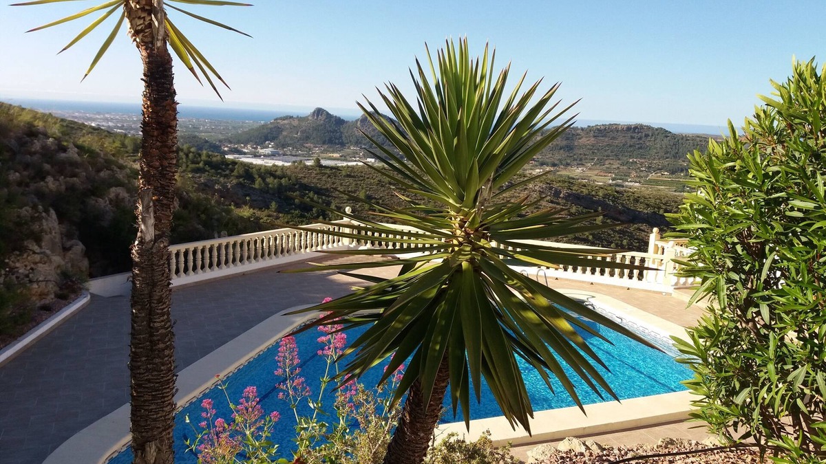 Pedreguer House | Modern two bedroom home with spectacular views and stunning pool.