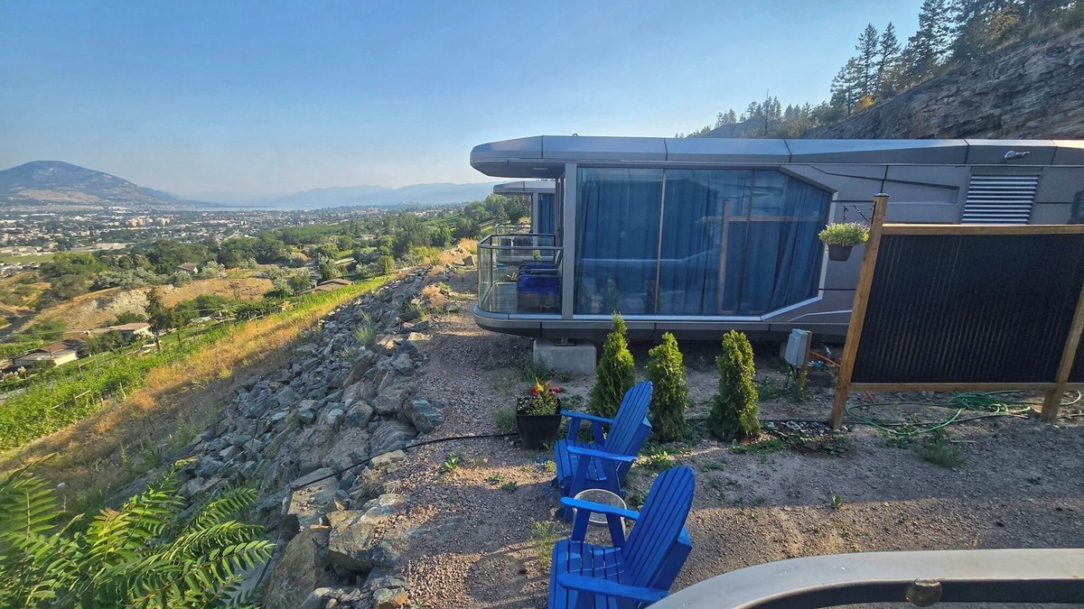 Okanagan-Similkameen Hotel | Modern unit 115 on a vineyard breathtaking view over Skaha lake, Penticton.
