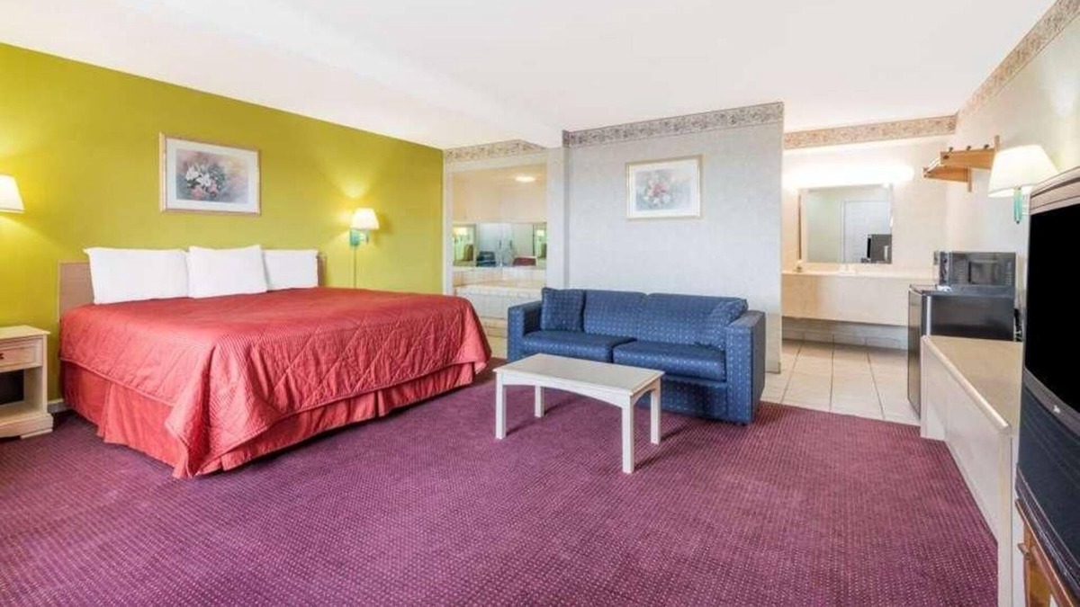 Berea House | Modern Unit in Knights Inn Berea, Breakfast, Parking!