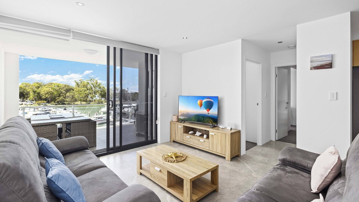 Sandstone Point Apartment | Modern Unit on the Marina