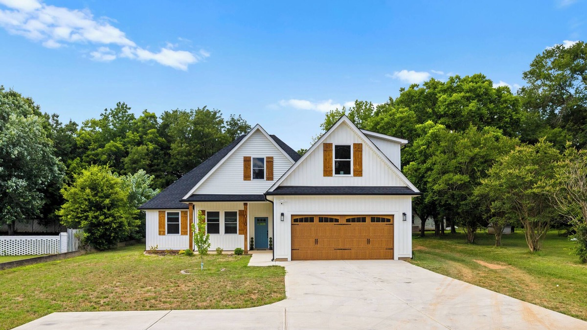 Mount Holly House | Modern Upscale 3BR in Mt Holly/PETS WELCOME