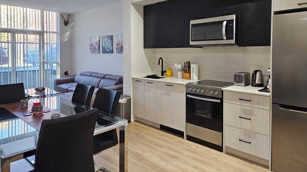 Harwood Condo | Modern upscale spacious fully equipped and cozy condo in The Junction Toronto