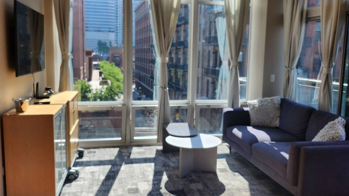 West Loop Condo | Modern Urban 2 bedroom Condo in West Loop