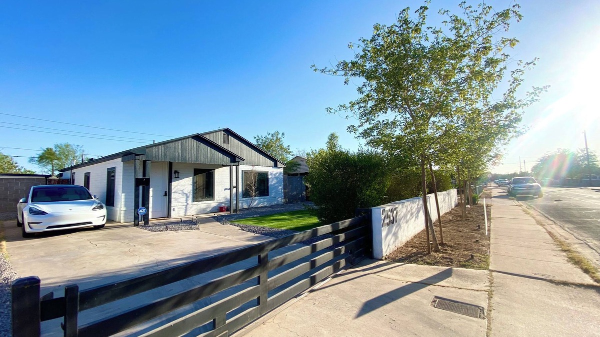 Estrella House | Modern Urban Oasis Conveniently Located near Downtown Phoenix.