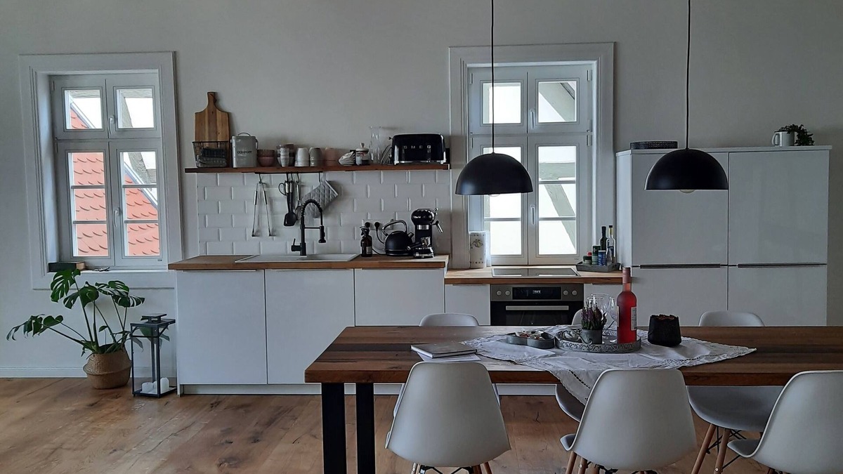 Hasselbach Apartment | Modern vacation apartment "Tanzsaal" Living in a listed half-timbered house