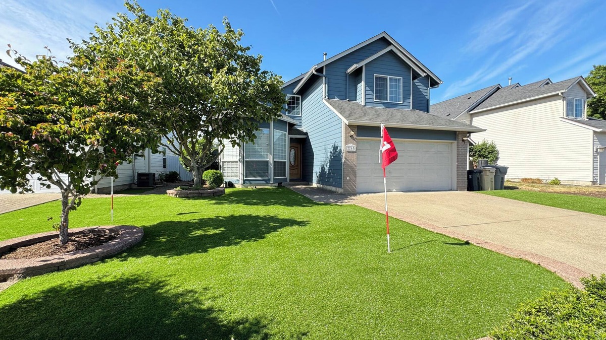Albany House | Modern Vacation Home w/hottub, pool table. Next to lovely park. Shopping nearby