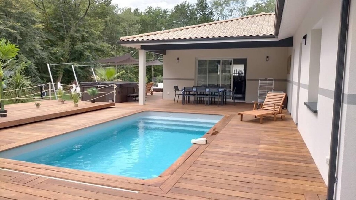 Ayguemorte-les-Graves Villa | Modern villa with spacious jacuzzi, heated pool, 10 min from Bordeaux ring road