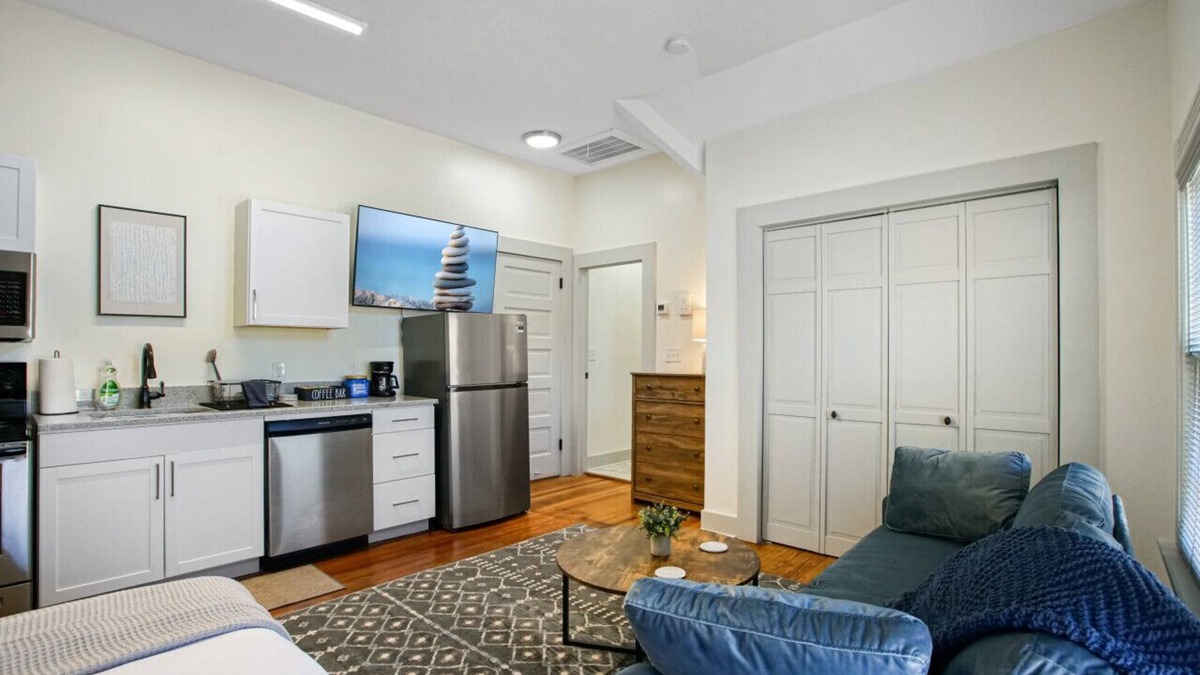 Hough Apartment | Modern Victorian Studio: Steps to Cleveland Clinic