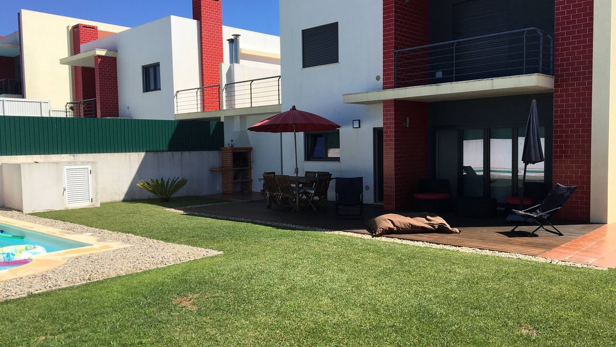 Sao Pedro da Cadeira Villa | Modern villa near Ericeira with pool and sea view