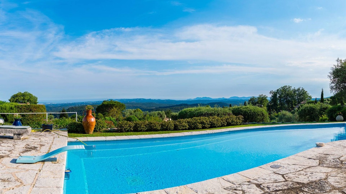 Tourrettes-sur-Loup Villa | Modern villa in park swimming pool and floodlit tennis court
