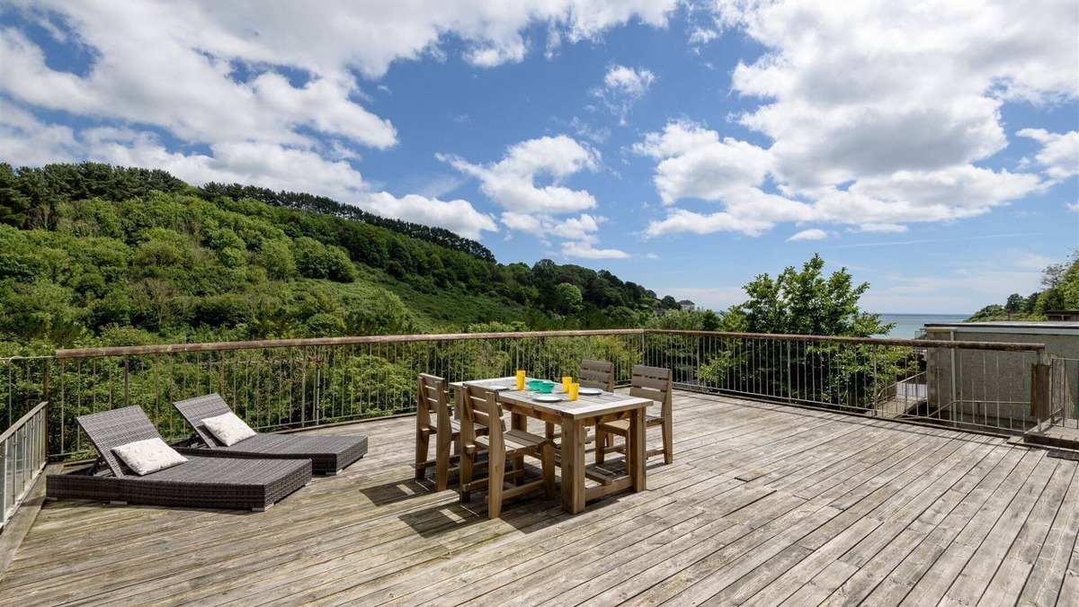 Millendreath House | Modern villa for four with large balcony and sea views, two minute walk from the beach!
