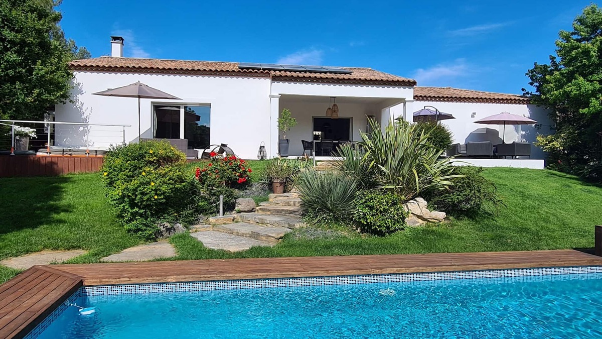 Les Matelles House | Modern villa in a medieval village near Montpellier and sea
