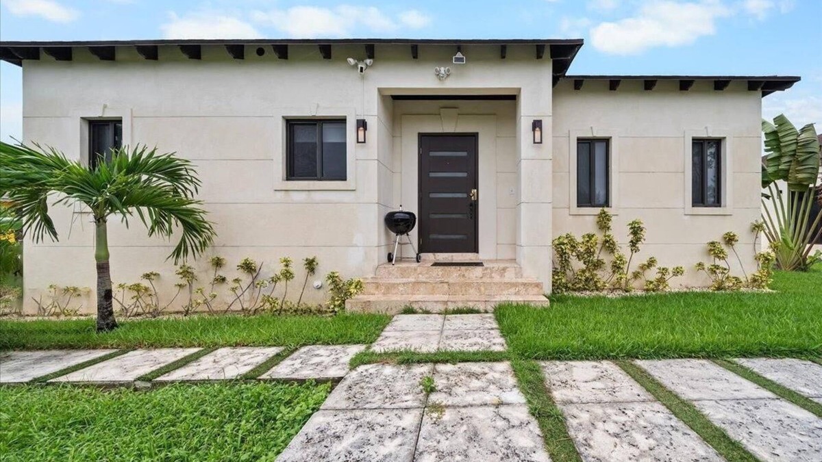 Gambier Villa | Modern villa near the beach