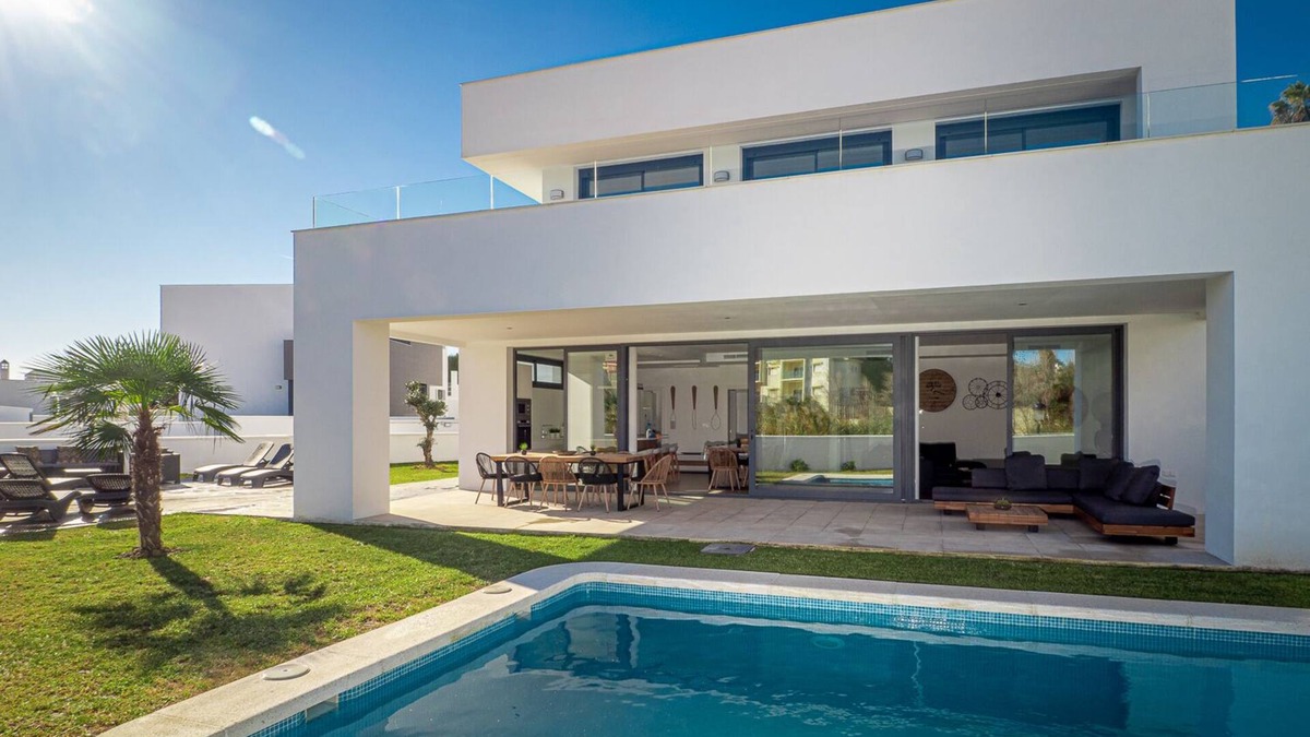 Castillo de Sabinillas Villa | Modern villa near the sea