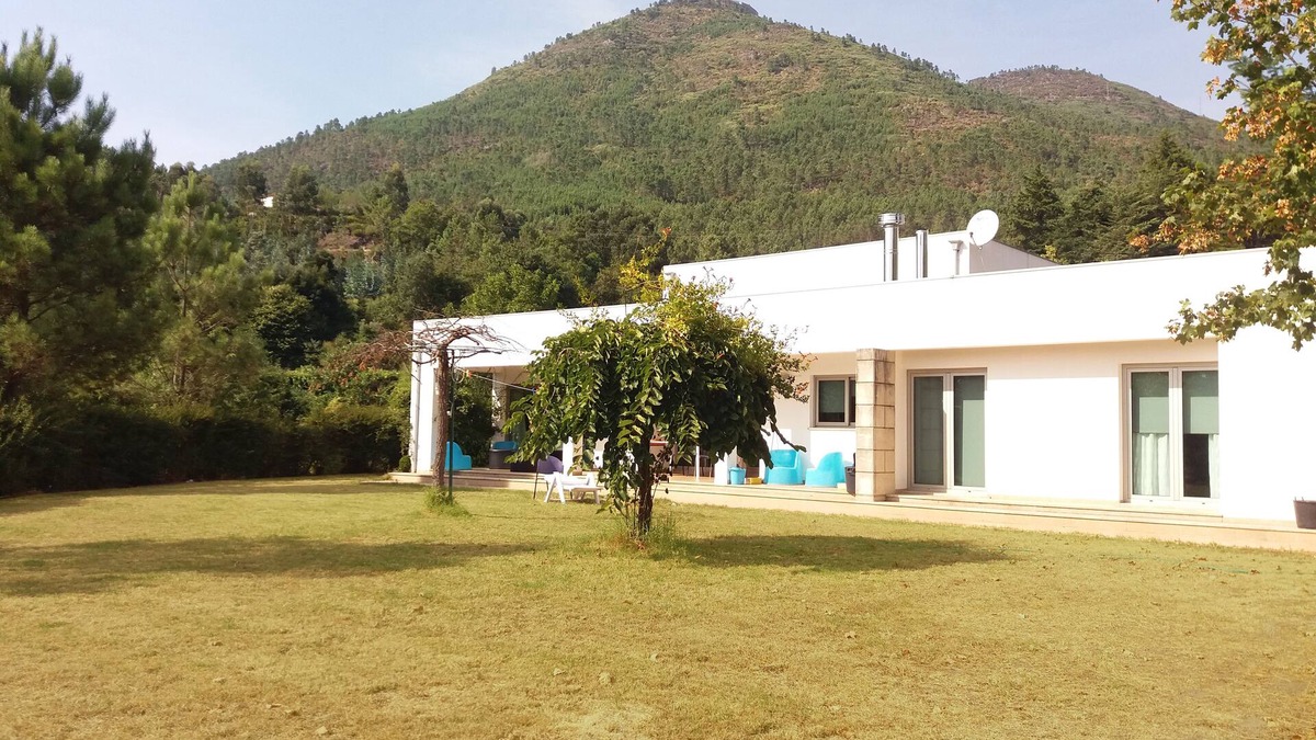 Mondim de Basto Villa | Modern villa, set in a green spot, ideal for families or groups.