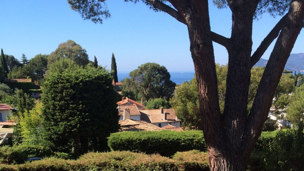La Croix des Gardes Cottage | Modern villa, sea views, 15 min walk to city, green surrounding, very calm,