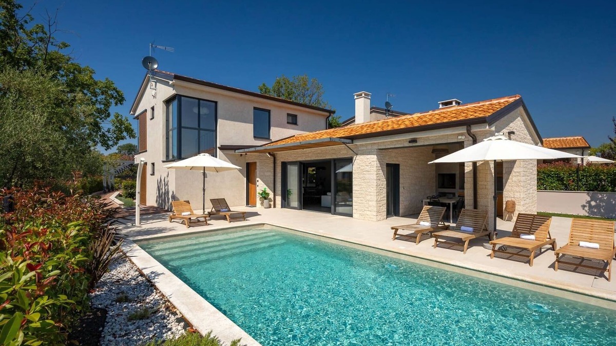 Kadumi Villa | Modern villa Ursaria with pool and grill in Porec