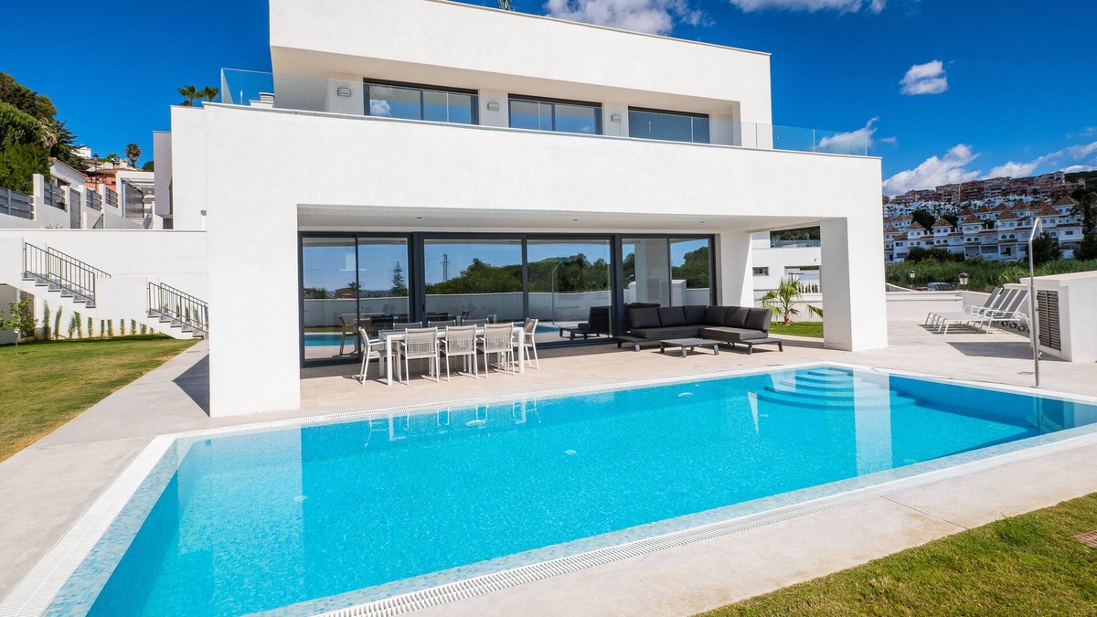 Castillo de Sabinillas Villa | Modern villa walking distance from the beach
