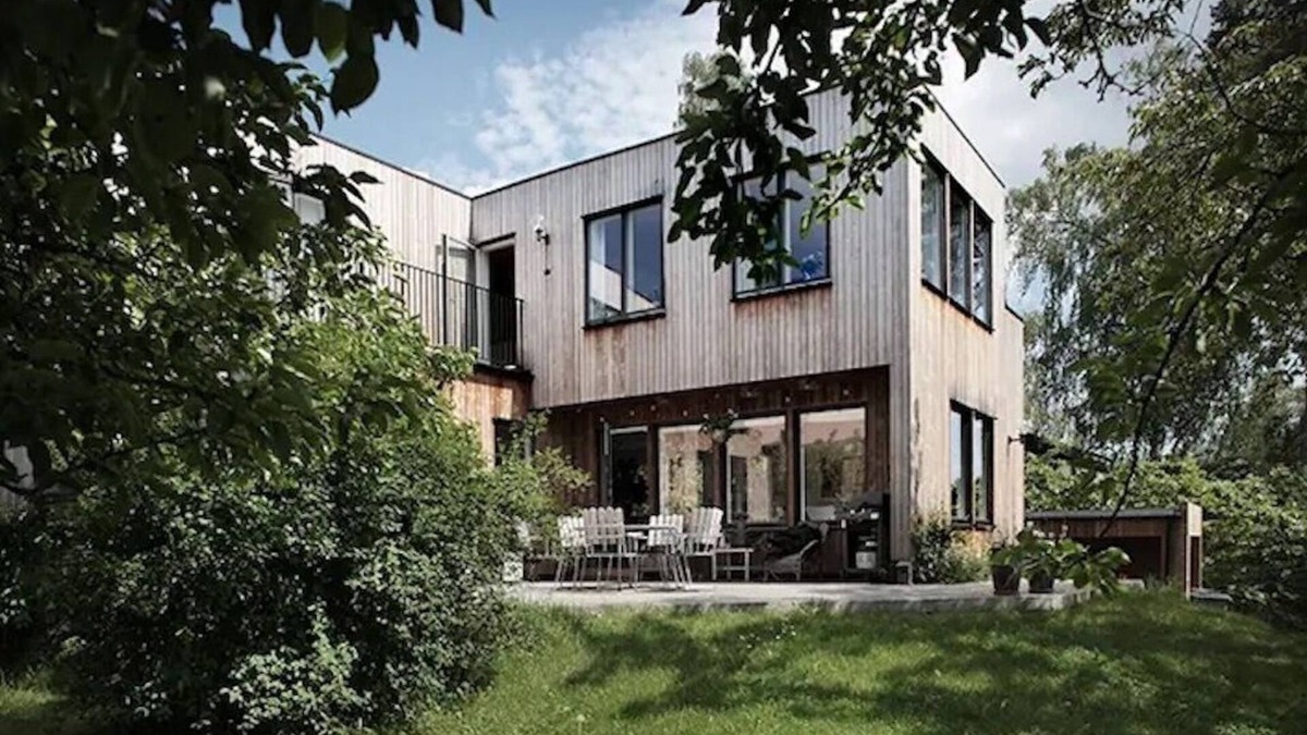 Viggbyholm Villa | Modern villa with generous open spaces and fantastic lakeside location