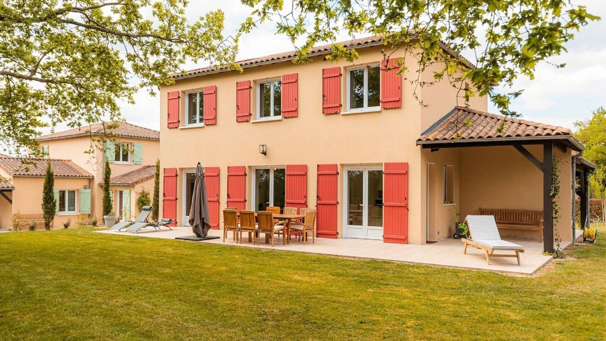 Vasles Villa | Modern villa with large garden
