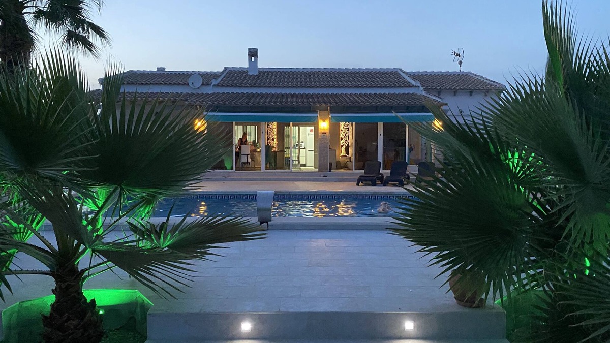 Catral Villa | Modern villa with large garden and heated pool near the sea