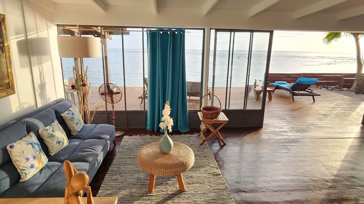 French Polynesia Villa | Modern villa with pool by the sea on the island of Moorea