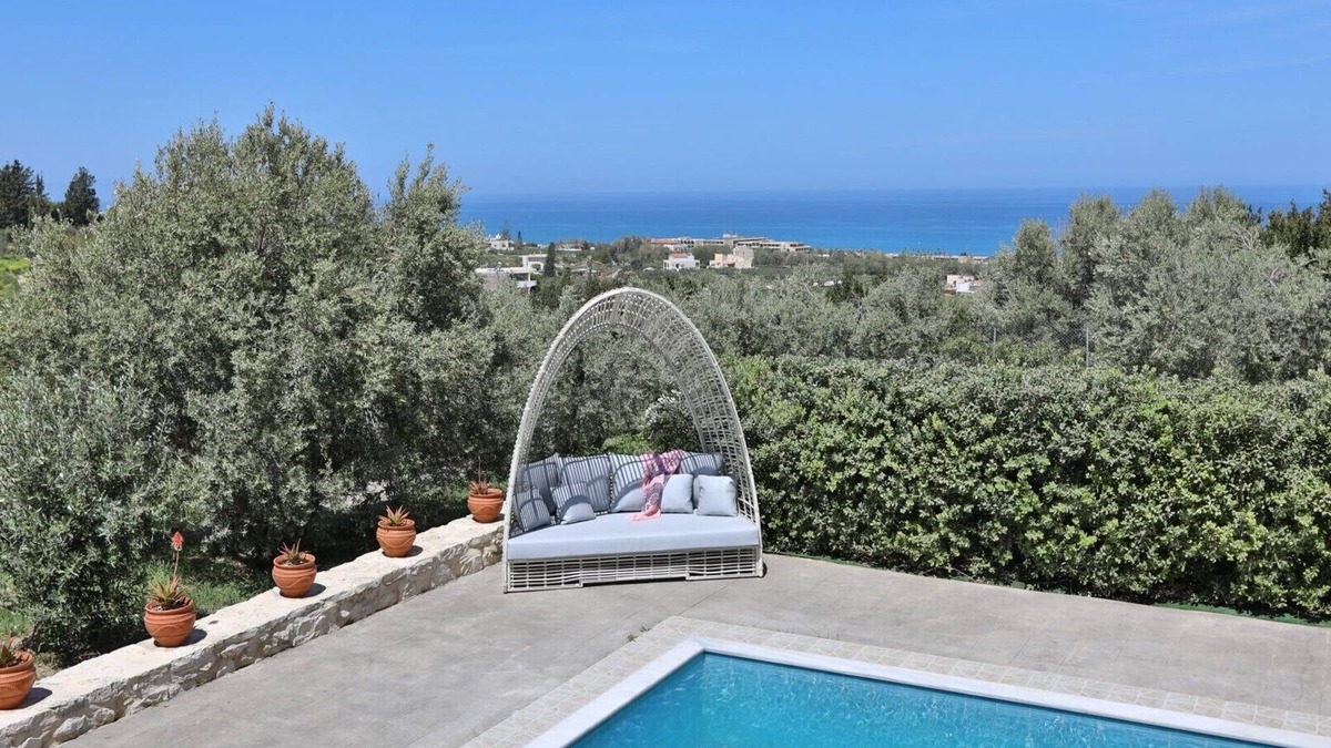 Adelianos Kampos House | Modern villa with private pool, 5 minutes from the beach