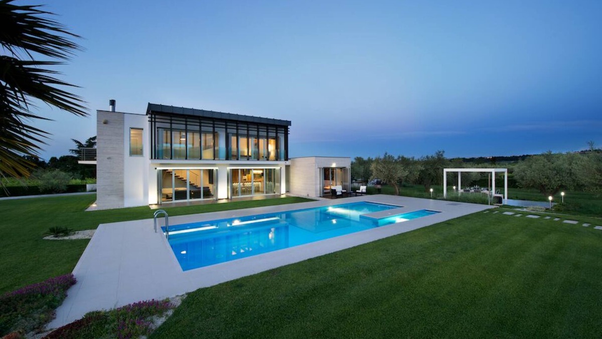 Frisa Villa | Modern villa with swimming pool surrounded by greenery