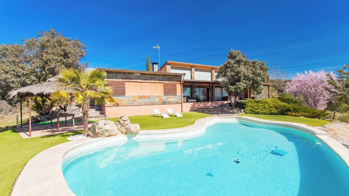 Valdemorillo Villa | Modern villa with swimming pool, nature and tranquility 40 min from Madrid.